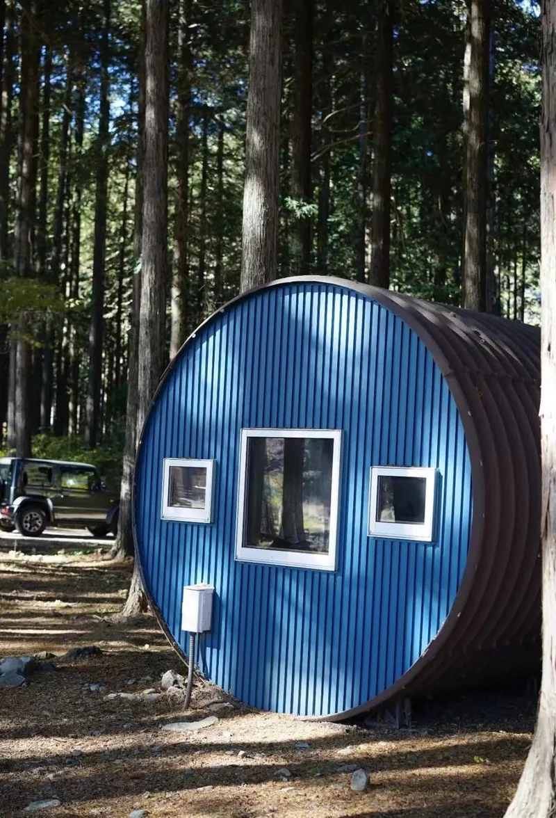 林间蓝色小屋