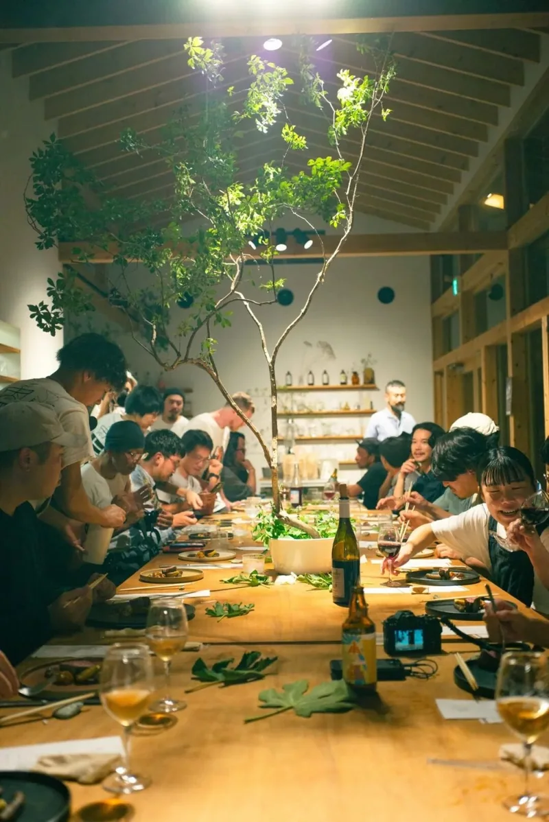长桌边的聚餐