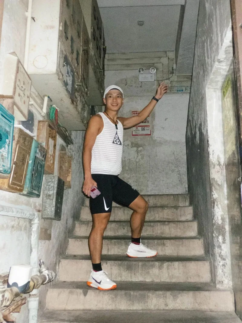 台阶上的拉伸练习
