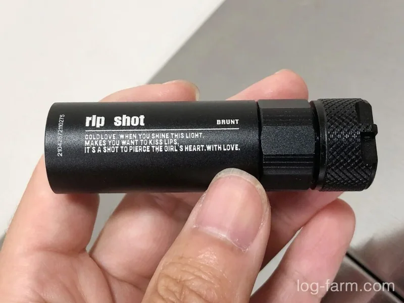 手持 rip shot 小灯及灯身上的英文文案