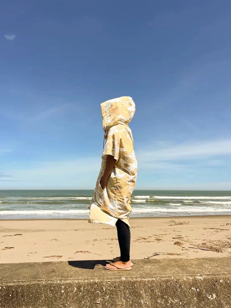 服を、海辺や湖畔の実際の環境に置く。