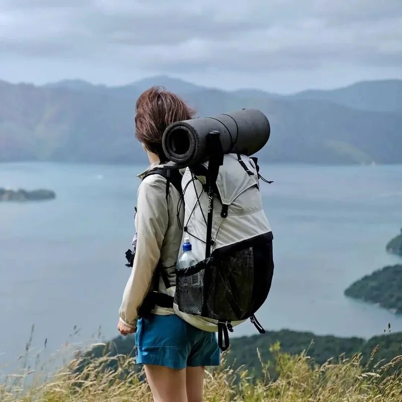 揹負裝備行走的徒步者