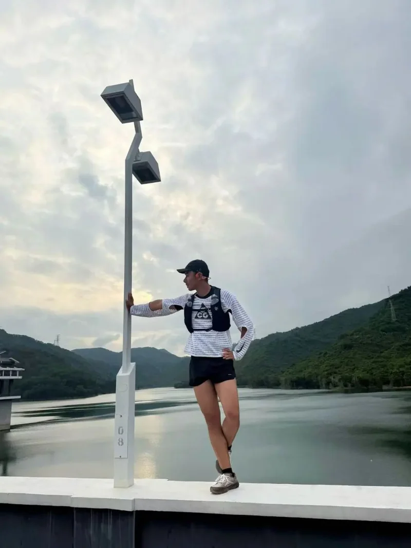 举起双臂的跑者