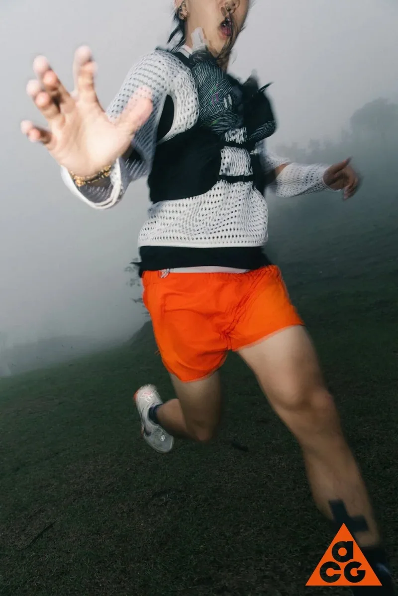 跃起张开双手的跑者