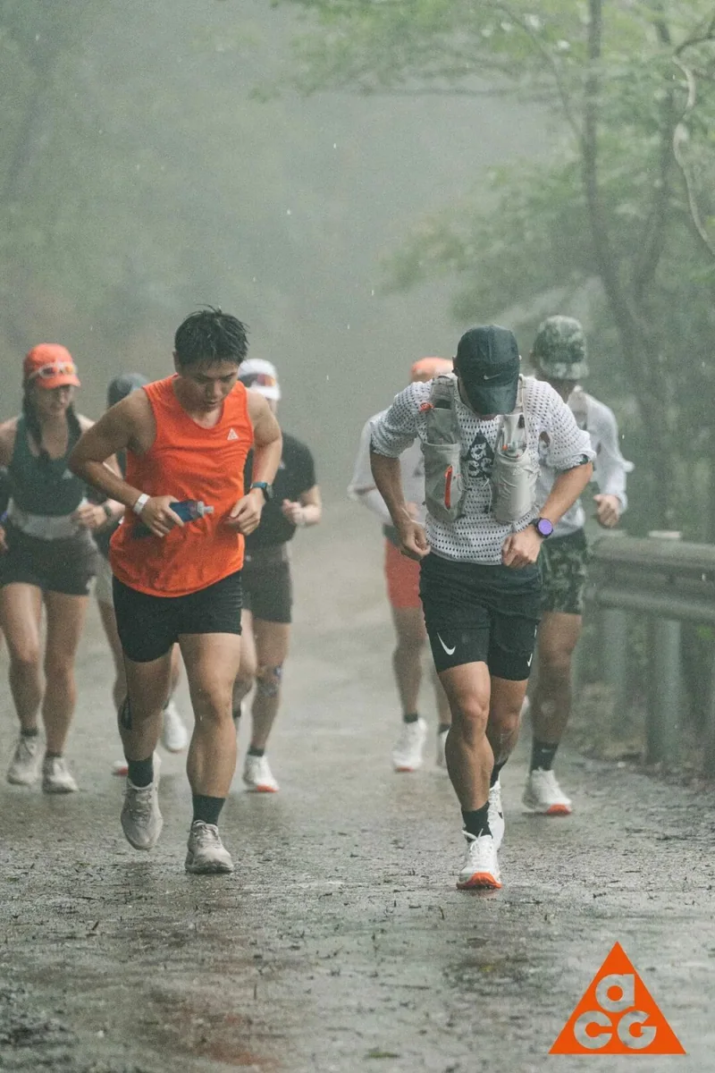 雨中参与训练的人们