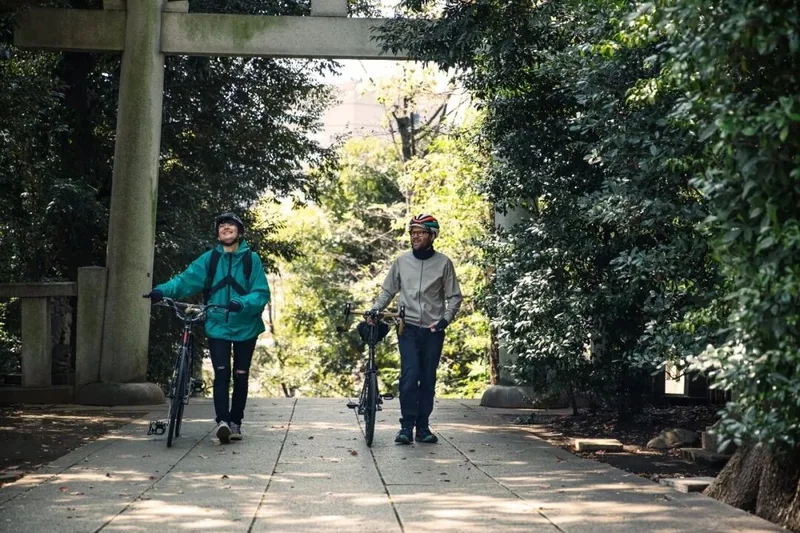 林间小路上的骑行者