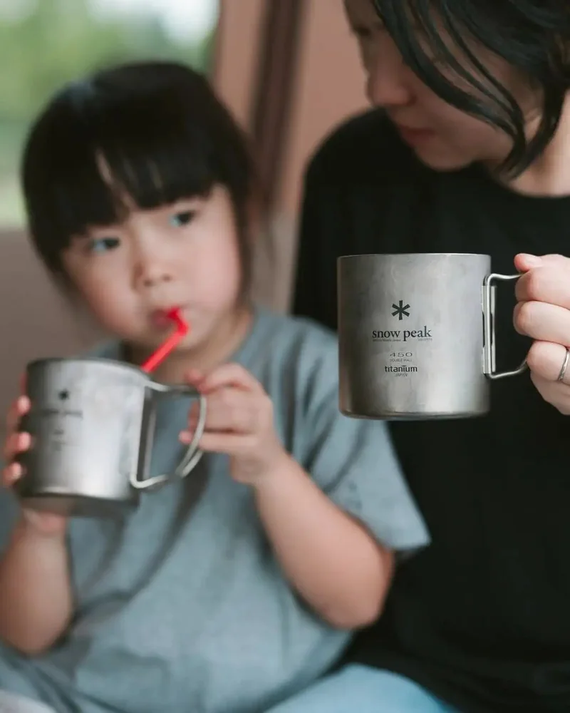 成人與孩子各自手持 Snow Peak 鈦杯