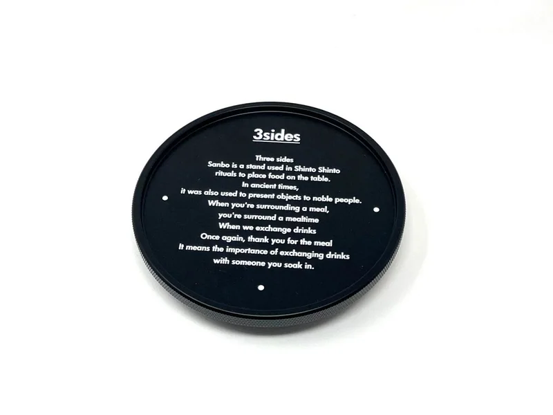 黑色 3sides 圆盘上的英文文字