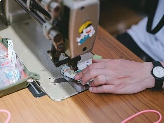 手工製作裝備時的縫紉操作