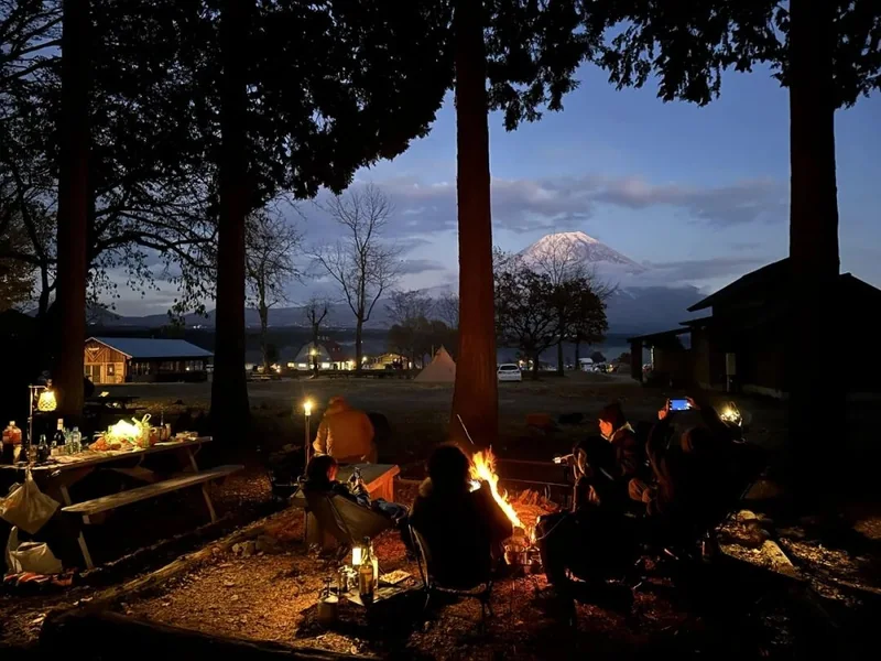 富士山下的营地与篝火