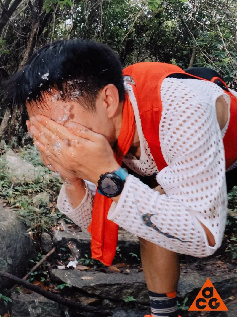 擦拭脸部汗水的跑者
