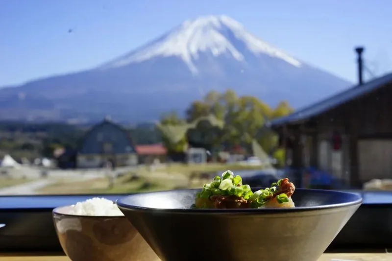 富士山前的餐食