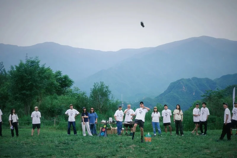 Rickey Boys 聚会草地上的游戏与围观人群