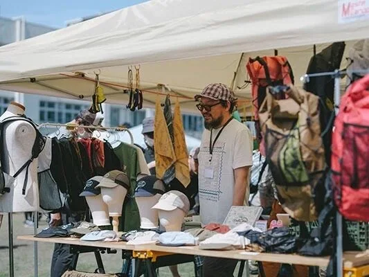 戶外展位內的服裝陳列與工作人員
