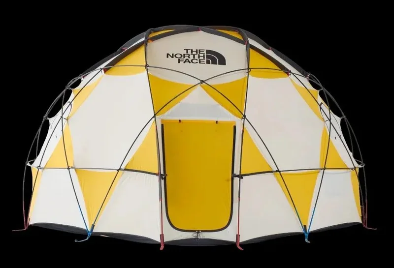 黄白配色的 THE NORTH FACE 穹顶帐篷与交叉支撑杆
