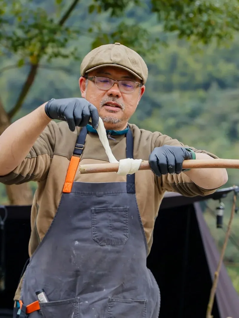 直火料理人 David 在营地展示树枝烤面包