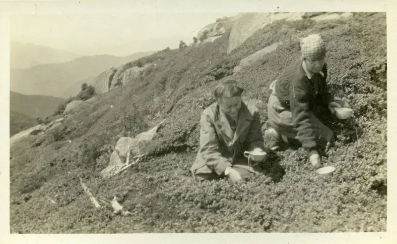 登山者在高山岩壁間行進的歷史照片