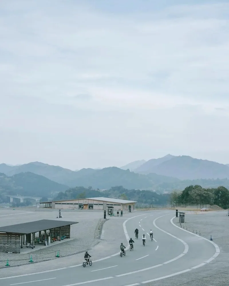 山间公路上的骑行队伍