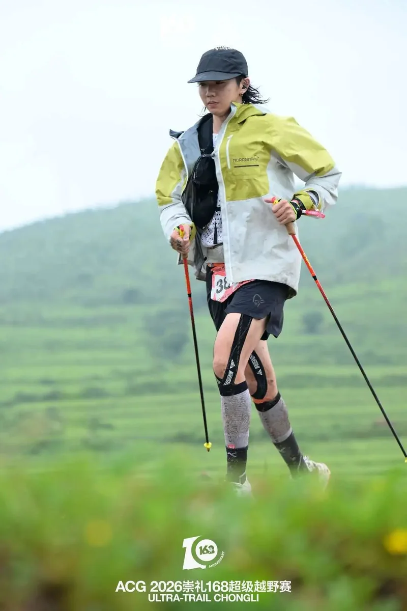 穿雨衣参加比赛