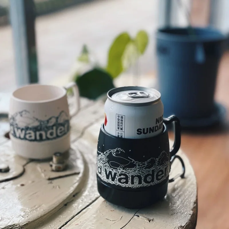 and wander DINEX 杯與飲料罐放在戶外桌面