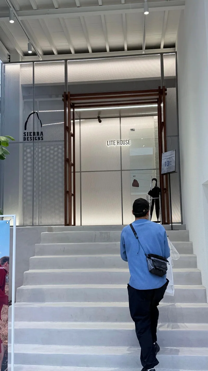 首爾道山 Sierra Designs LITE HOUSE 旗艦店外，一名訪客站在入口臺階前