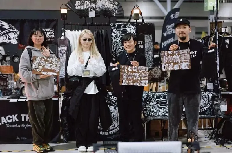 展位前的参展者合影