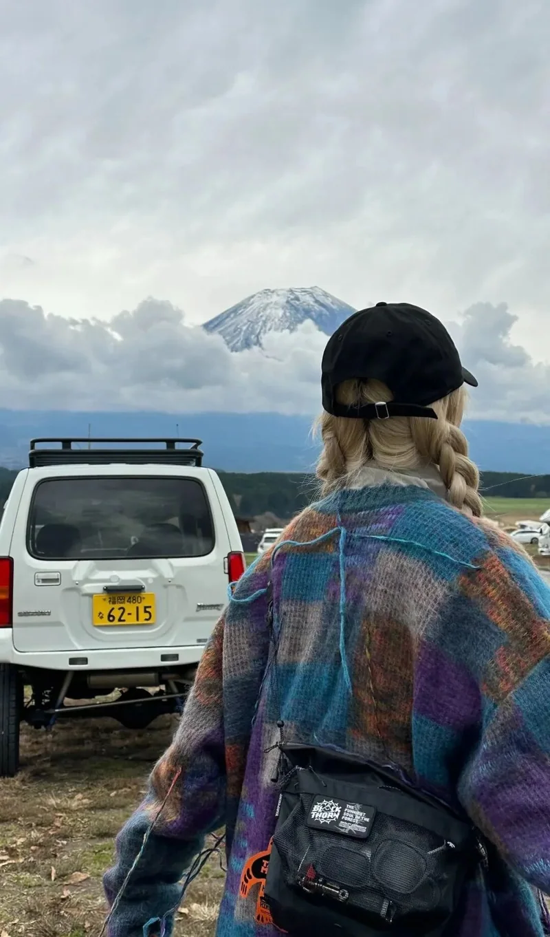 富士山前骑行者与汽车