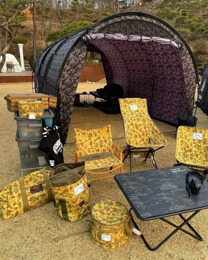 サイト全体に広がる NATAL Camo。
