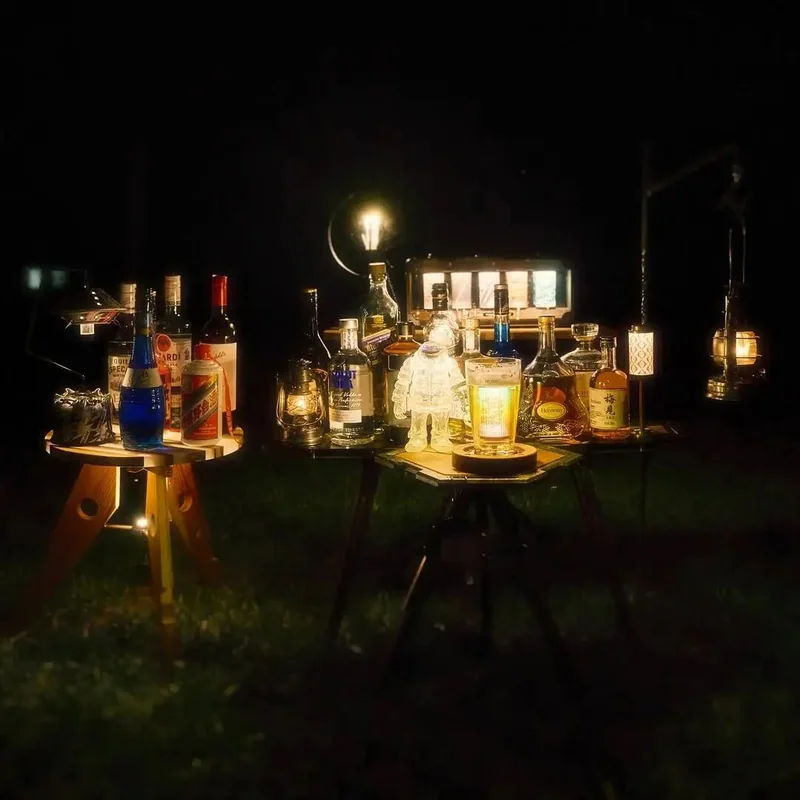 夜晚營地桌面上多隻杯具共同發光