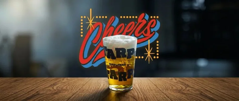 木桌上的 TARP GLASS 與《CHEERS!》圖形
