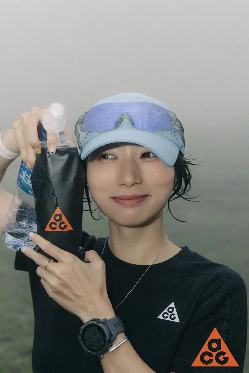 佩戴蓝色护目镜的参与者