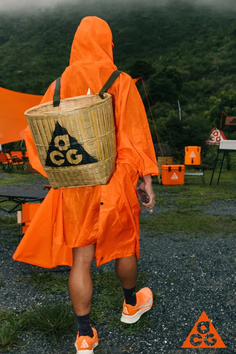 橙色雨衣与 ACG 手提袋