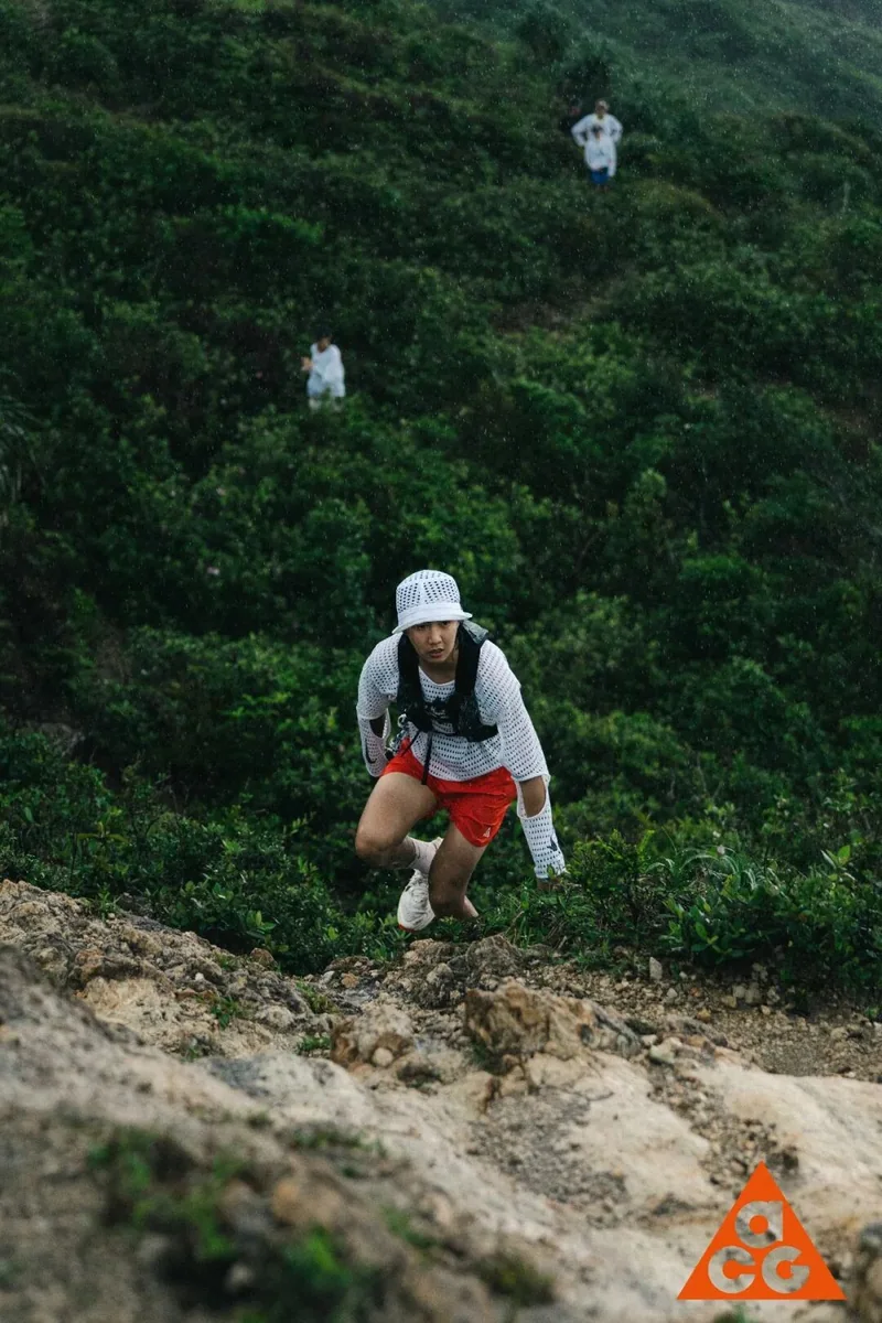 攀越岩石的胡阿浩