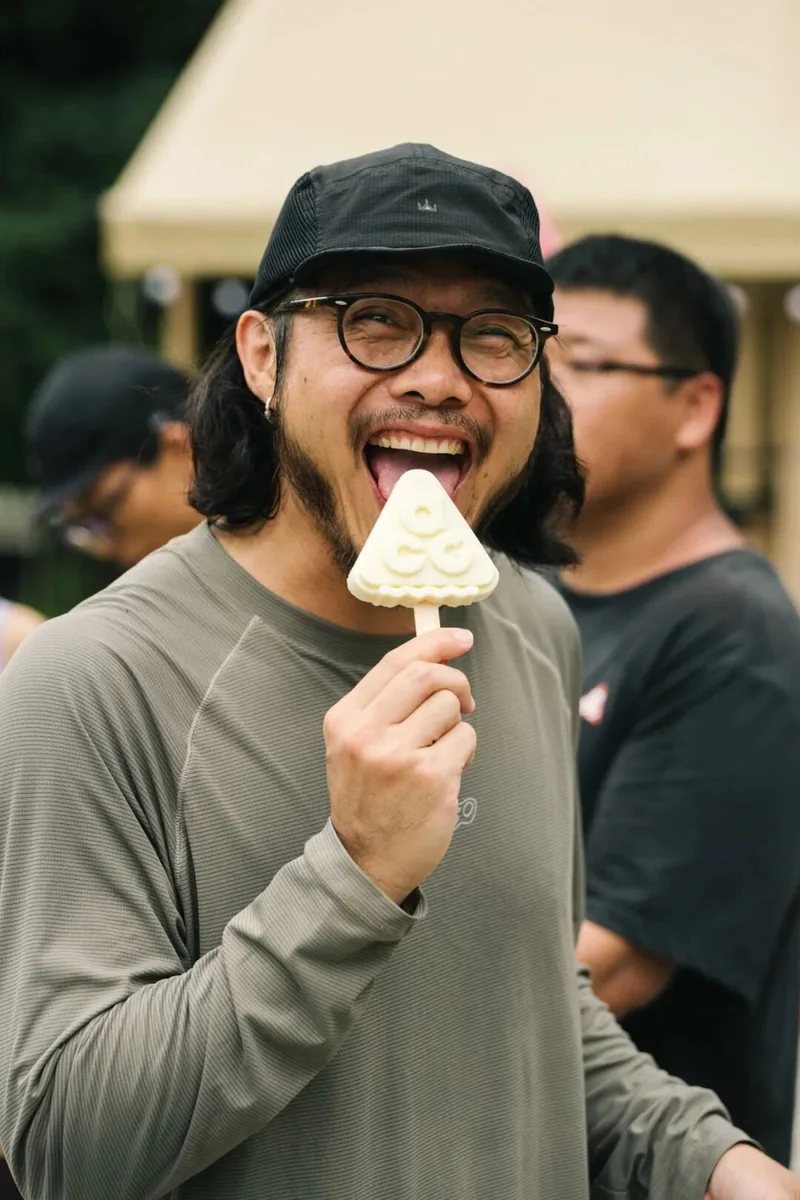 手持冰淇淋的参与者