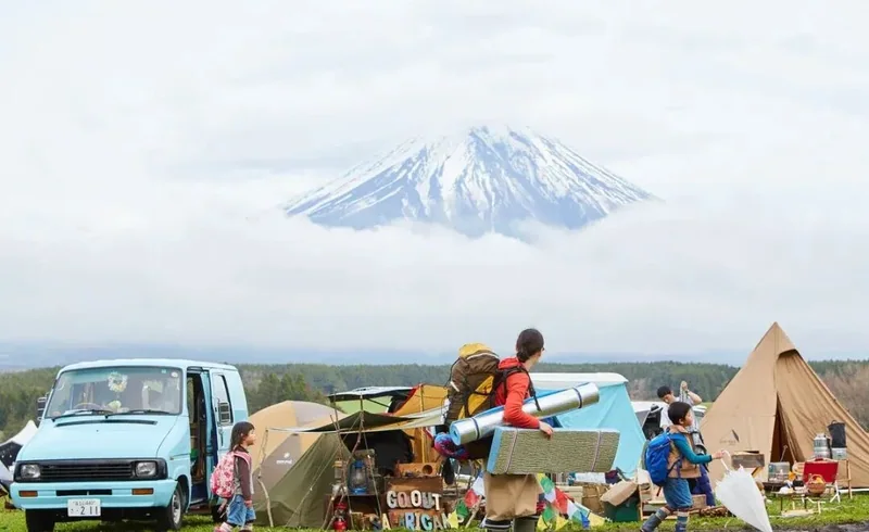 富士山下露营的人们