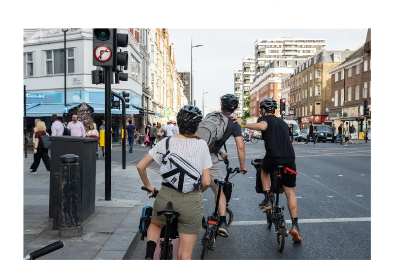 城市街道上的骑行队伍