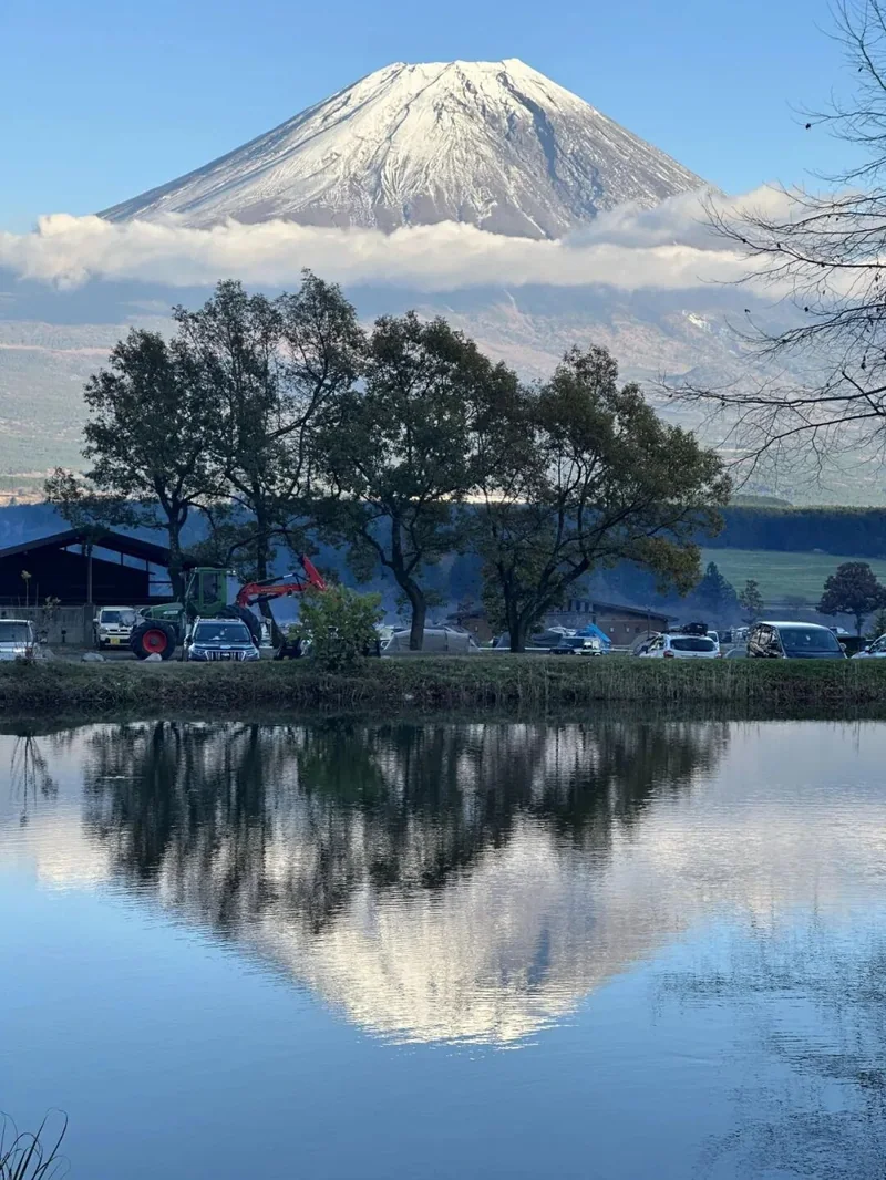 水面倒映的富士山