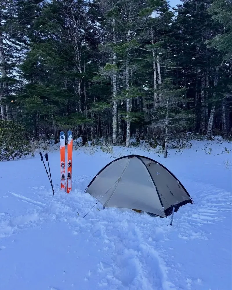 林間雪地中的輕量帳篷