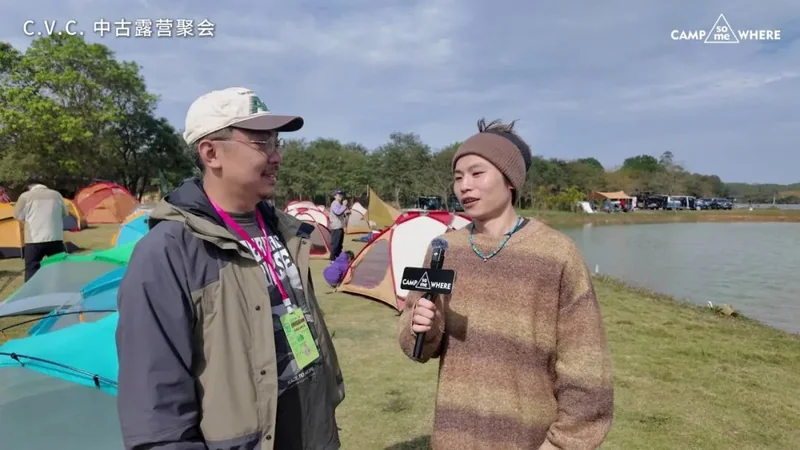 森哥与 Tim 在 CVC 营地面对镜头交流
