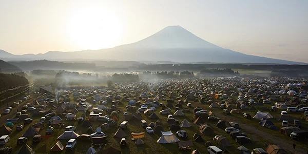 富士山下連片的帳篷營地