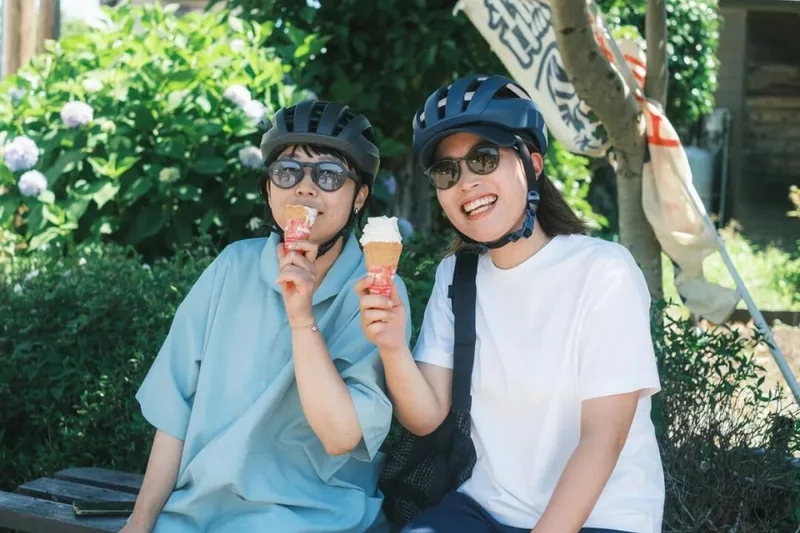 骑行途中休憩的两位旅行者