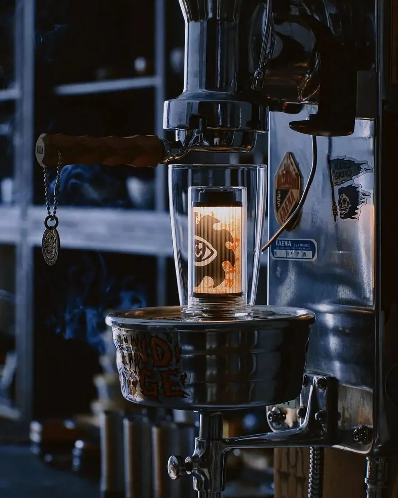 相機與杯具組合在暗色工作臺上