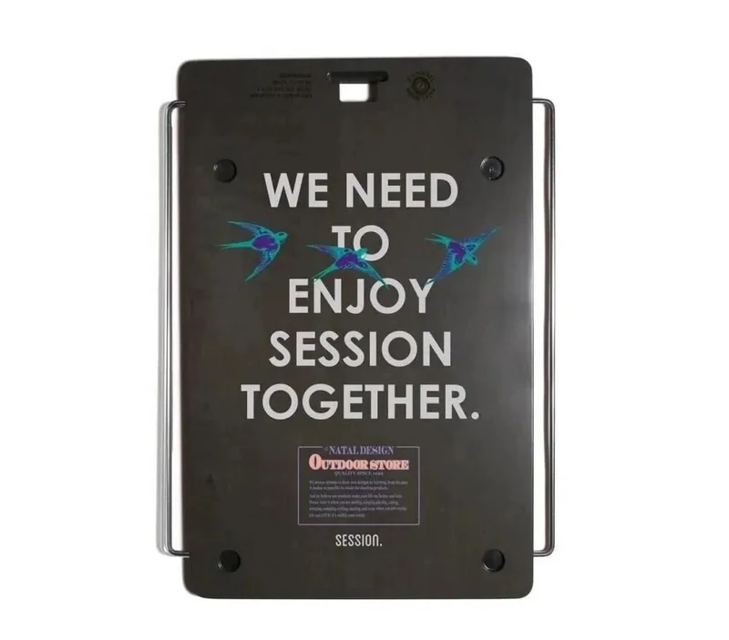 WE NEED TO ENJOY SESSION TOGETHER。卓上や照明へ広がる柄。