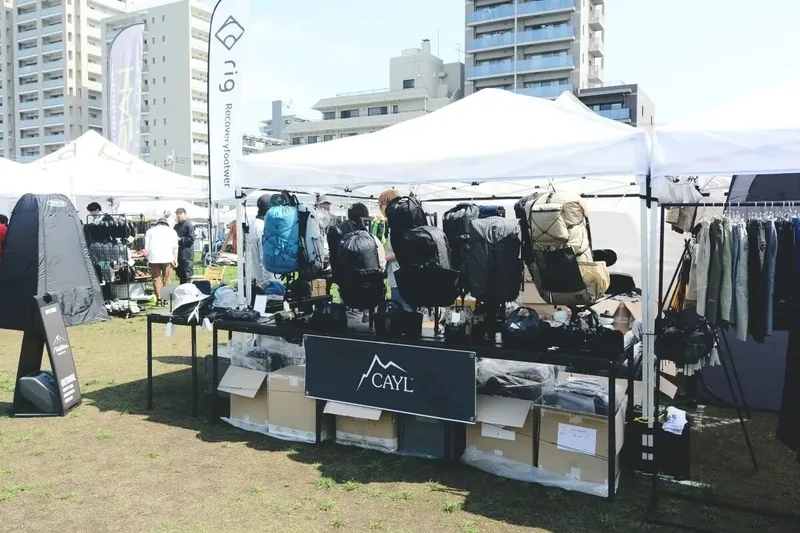 戶外展會中的服裝攤位