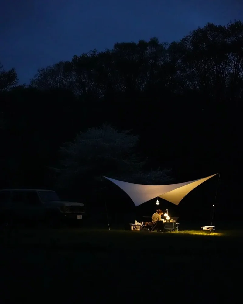夜色中的營地以一盞 rove troupe 燈具照亮