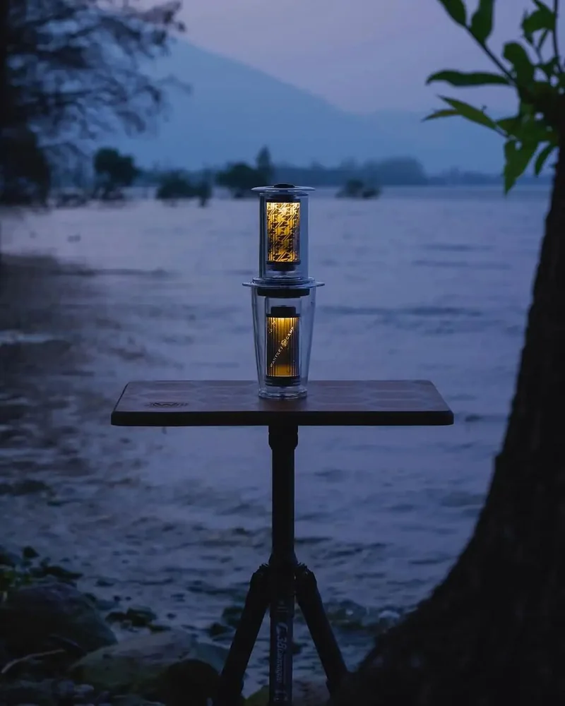 湖邊桌面上的細長髮光杯