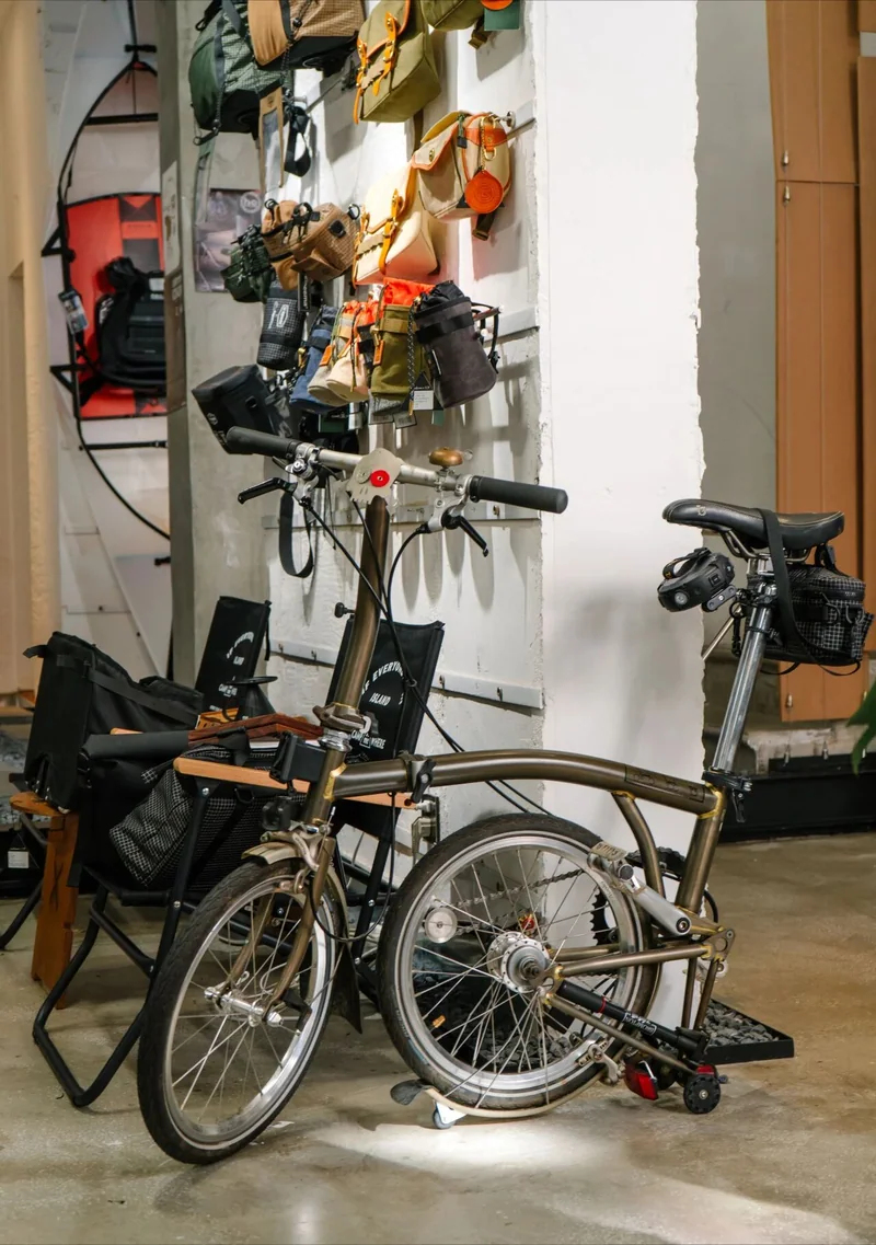 门店中的 BROMPTON 单车