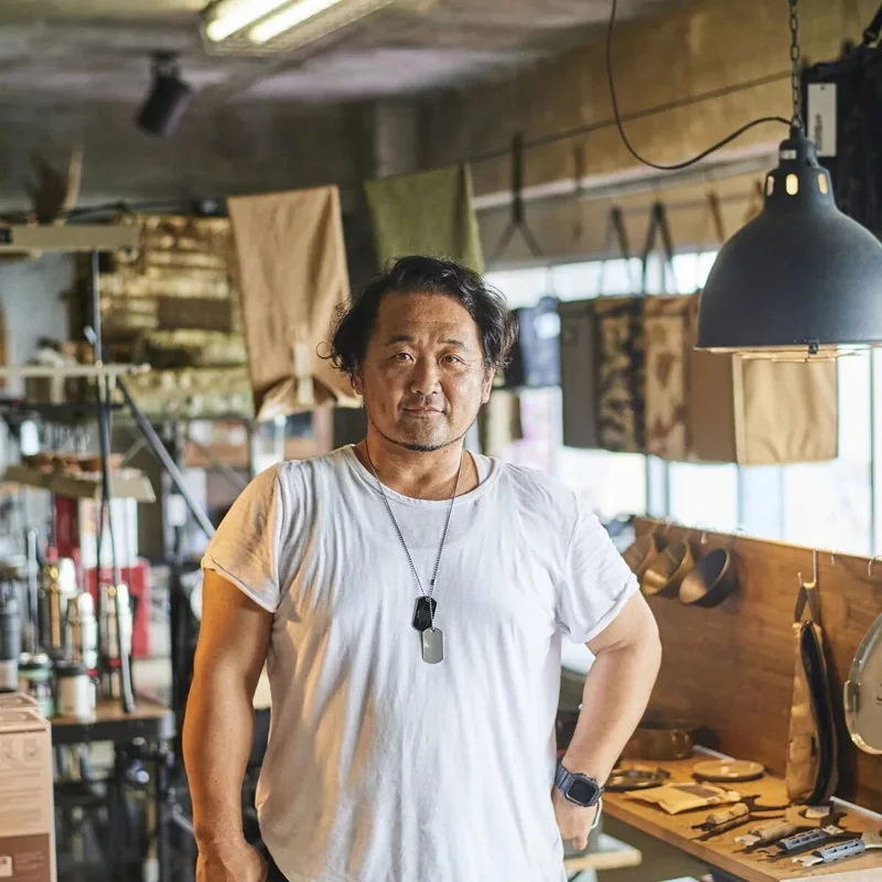 BUSH DE BRUNT 主理人桥本万吉站在店内