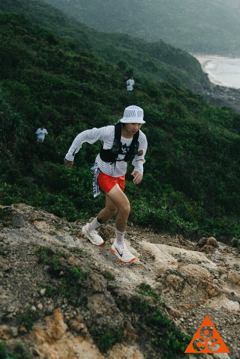 攀越山间岩石