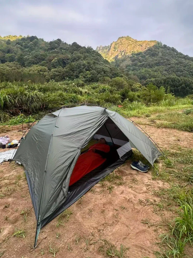 山林间空地上搭建的灰色帐篷
